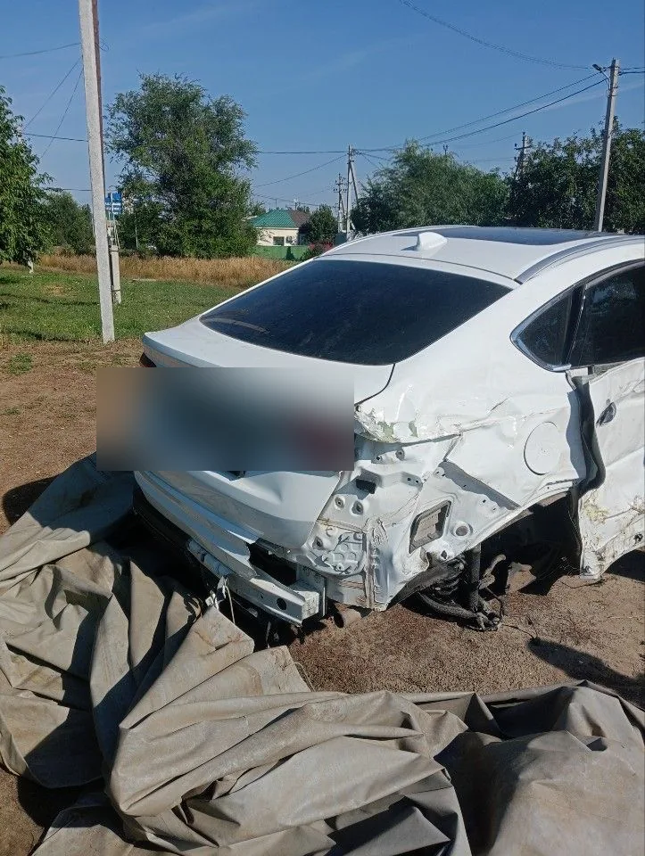 Реальный выкупленный автомобиль: белый седан с тяжёлыми повреждениями задней части