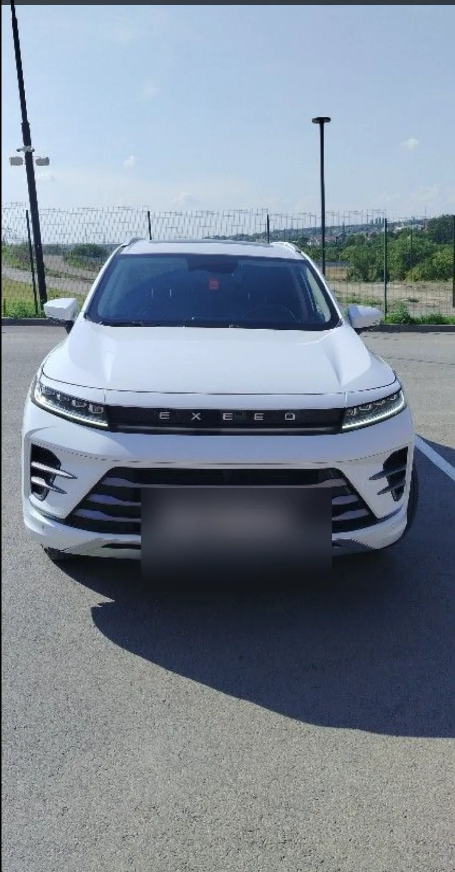 Реальный выкупленный автомобиль: белый кроссовер exeed