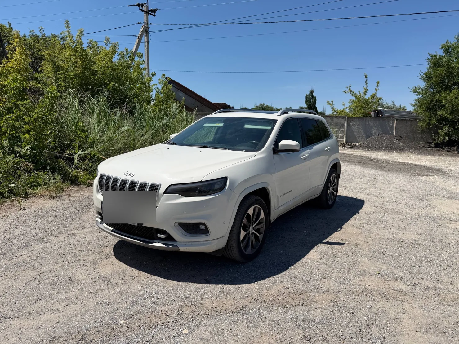 Белый внедорожник Jeep Cherokee — пример выкупленного автомобиля