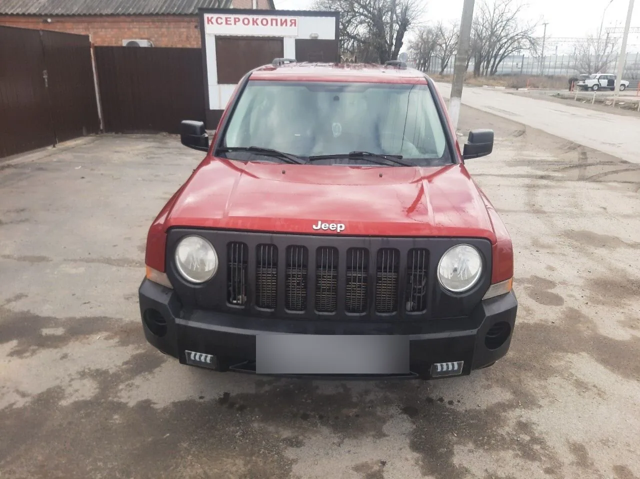 Красный Jeep Patriot — выкупленный внедорожник