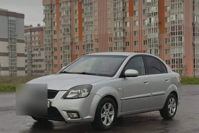 Серебристый Kia Rio — пример выкупленного автомобиля