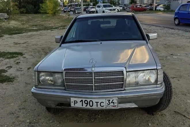 Реальный выкупленный автомобиль: серебристый mercedes-benz 190