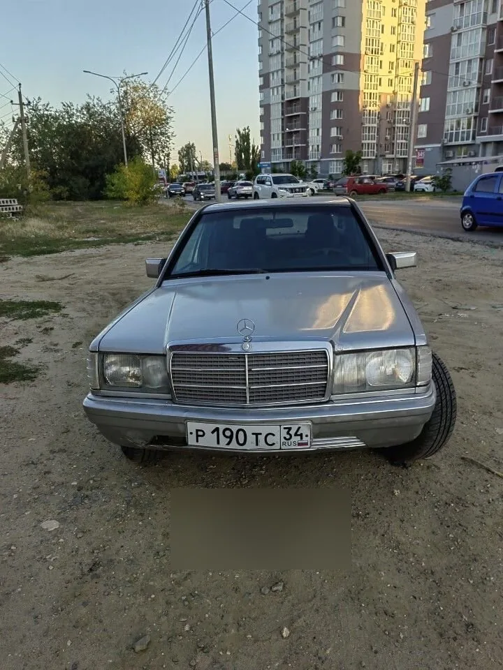 Реальный выкупленный автомобиль: серебристый mercedes-benz 190