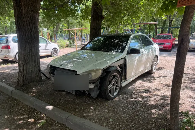 Mercedes-Benz с разобранной передней частью — пример выкупа битого автомобиля