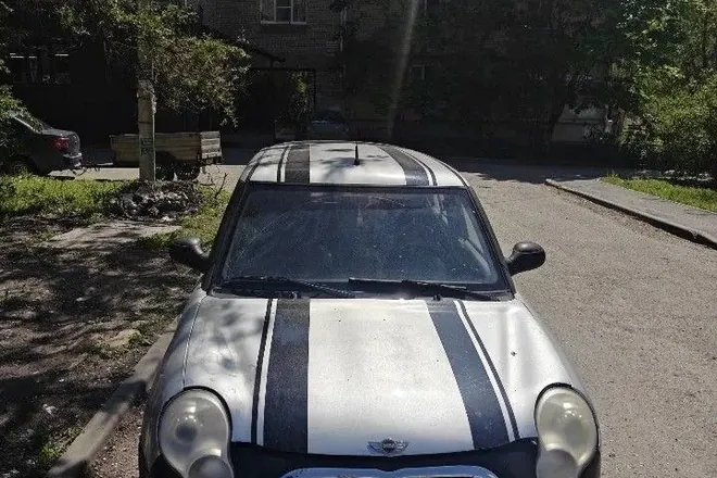 MINI с полосами на капоте — пример выкупленного авто