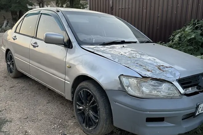 Реальный выкупленный автомобиль: mitsubishi lancer с повреждённым покрытием капота