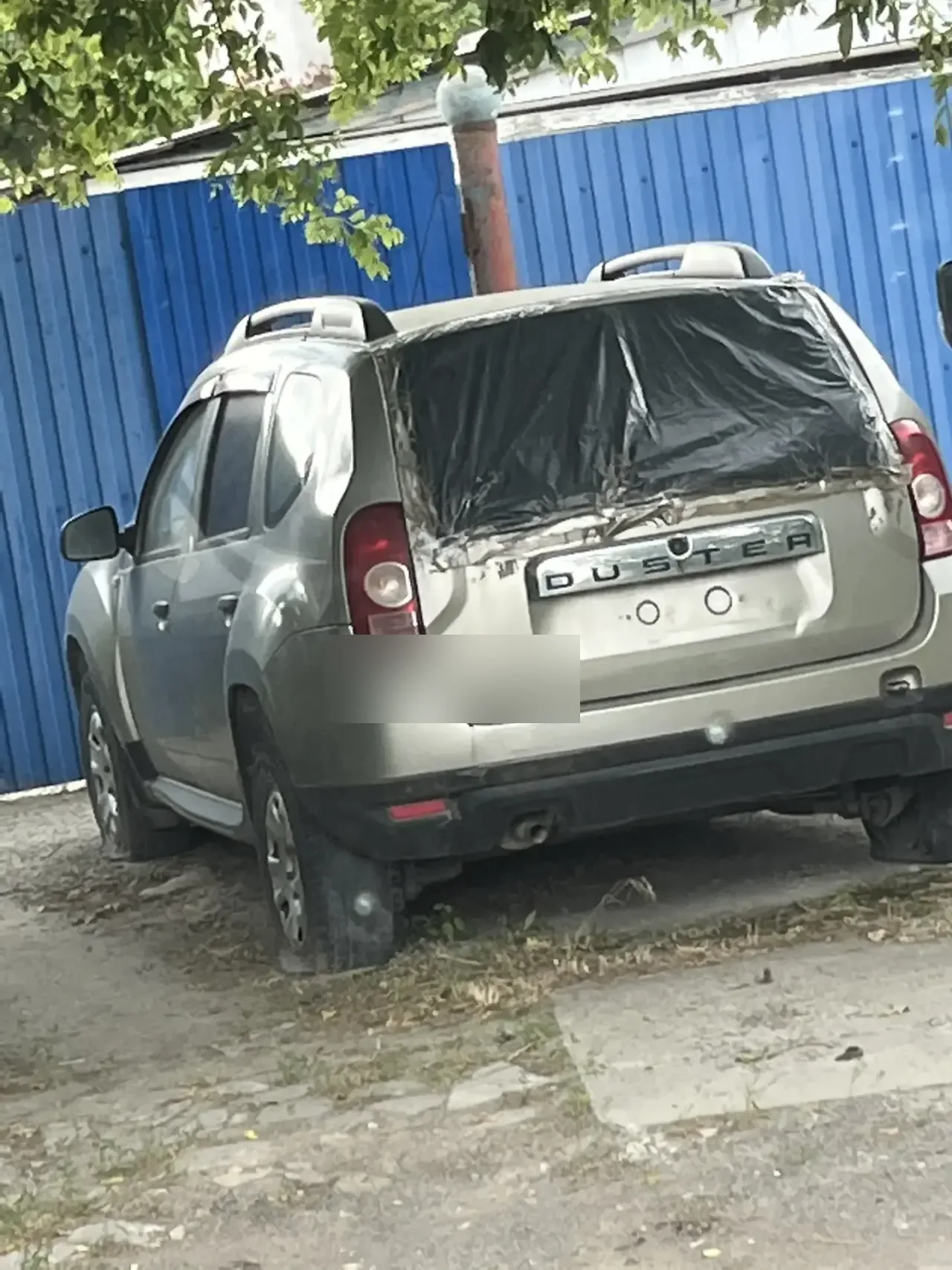 Renault Duster с закрытым плёнкой задним стеклом — пример выкупа